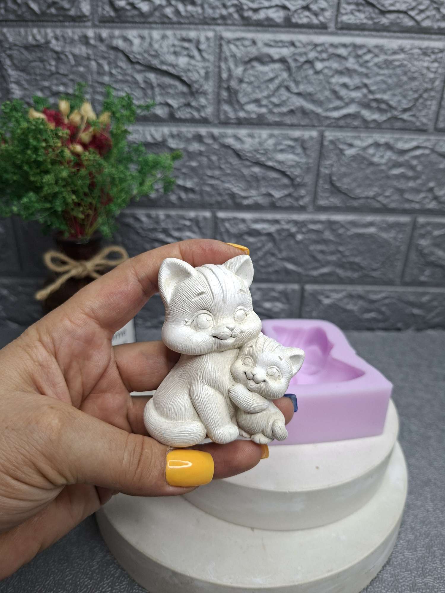 قالب سیلیکونی گربه با بچه پشت تخت
